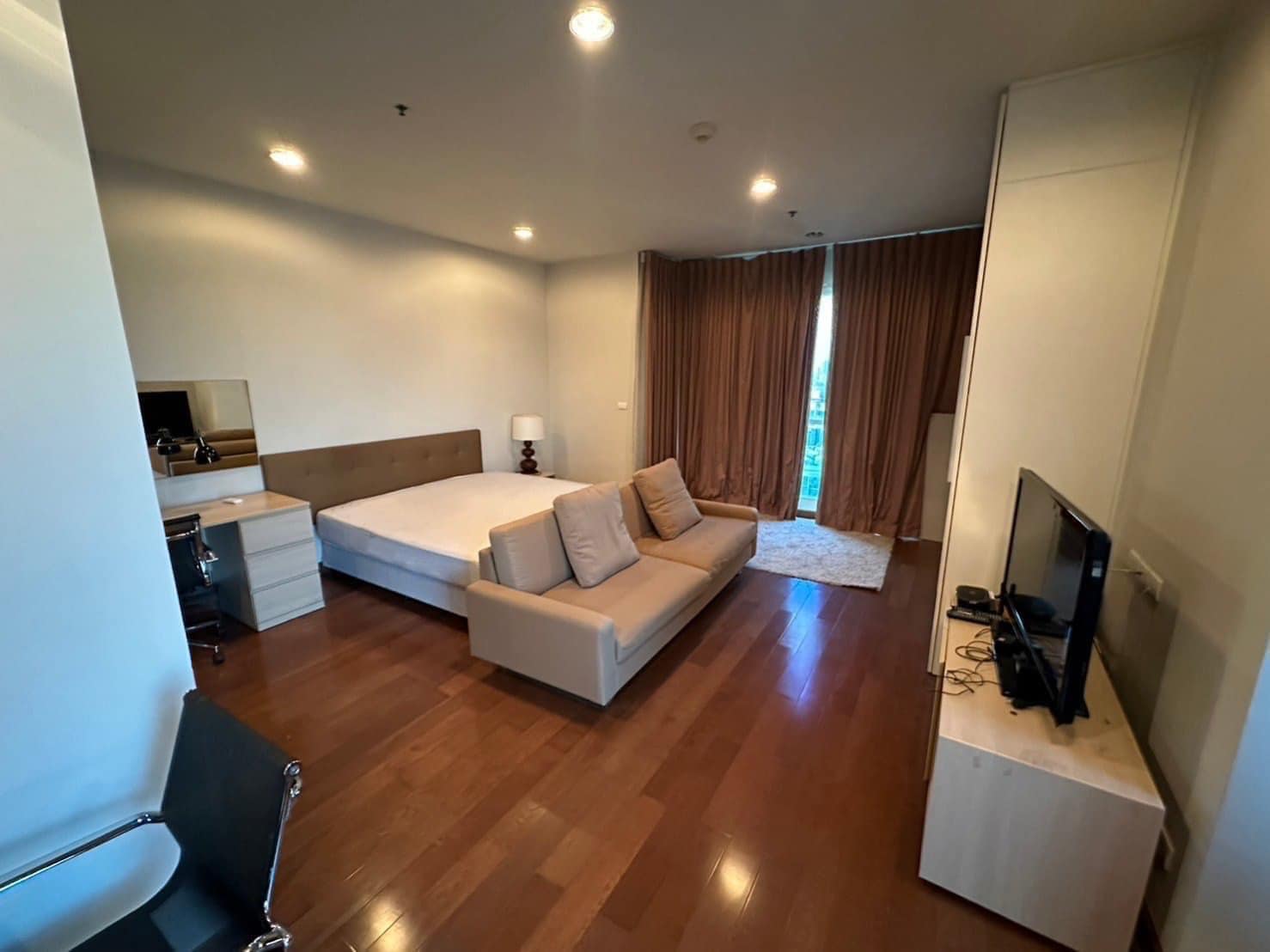 Condo Studio near BTS/MRT at the Address Chidlom 2
