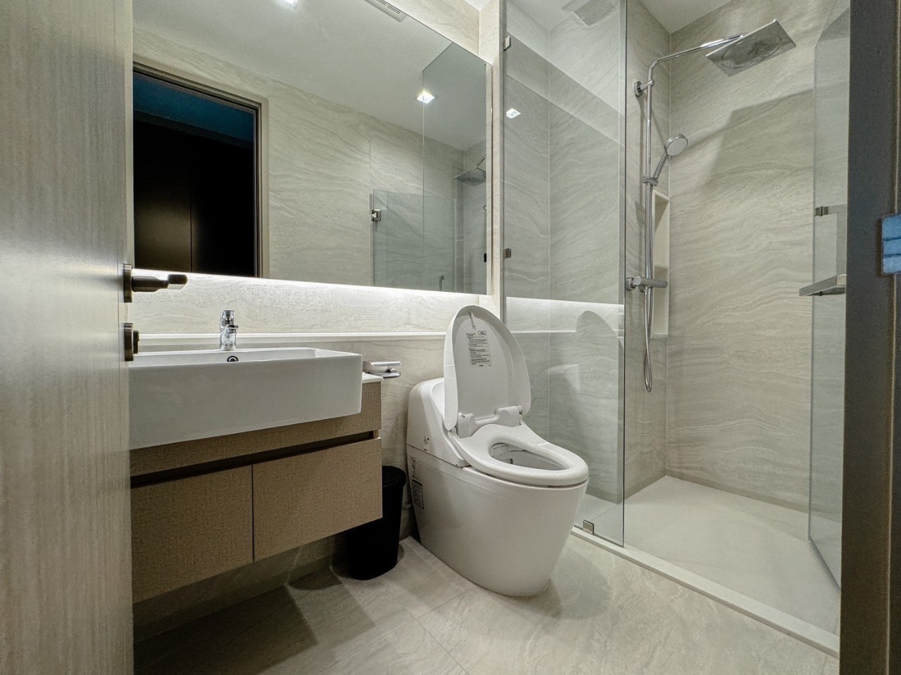 1-Bed Condo near BTS/MRT at the Address Siam Ratchathewi 16