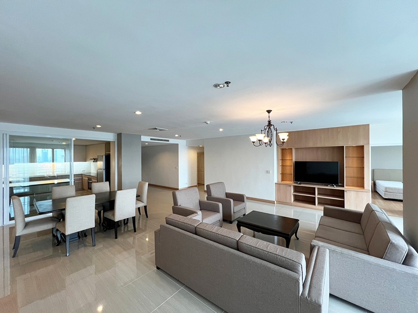 4-Bed Condo on High Floor at Charoenjai Place