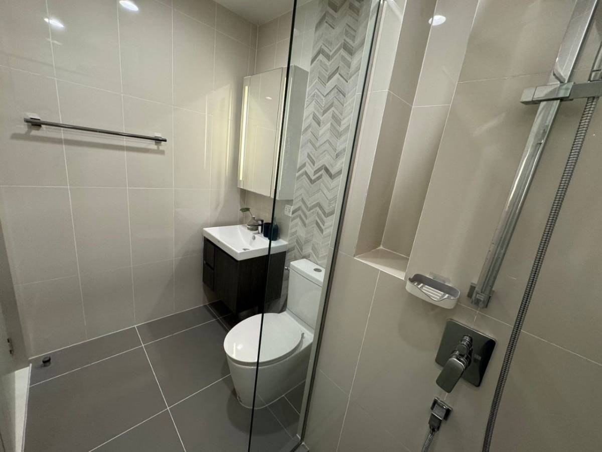 Condo Studio with Rooftop Pool at OKA HAUS Sukhumvit 36 8