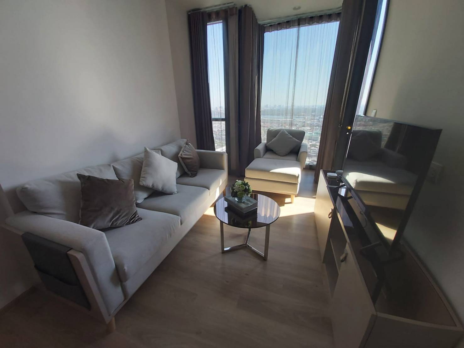 1-Bed Condo with Rooftop Pool at OKA HAUS Sukhumvit 36 2